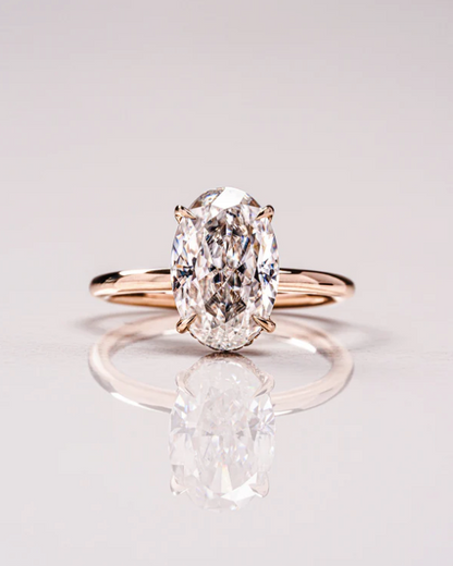 Anillo de compromiso con diamante de laboratorio 2.00 ct corte oval en oro rosa, diseño solitario de cuatro garras.