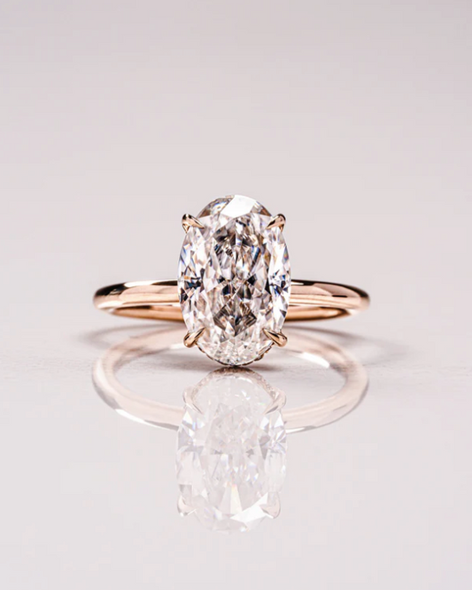 Anillo de compromiso con diamante de laboratorio 2.00 ct corte oval en oro rosa, diseño solitario de cuatro garras.