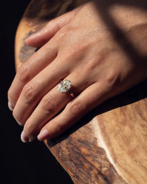 Anillo de compromiso con diamante de laboratorio 2.00 ct corte oval en oro rosa, diseño solitario de cuatro garras.