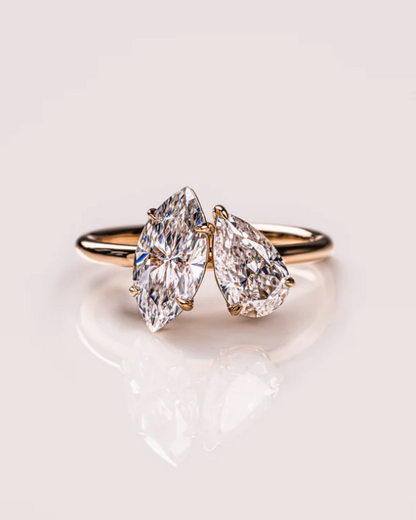 Anillo de compromiso Toi et Moi con lab-grown diamonds corte pear de 1.50 ct y 1.00 ct en oro