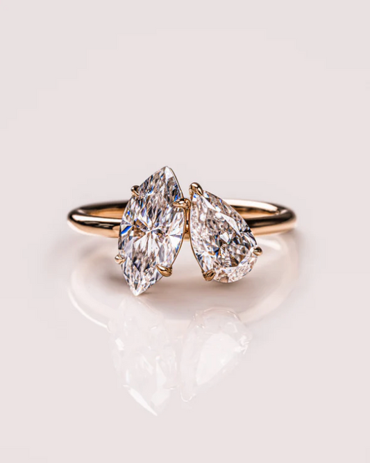 Anillo de compromiso Toi et Moi con lab-grown diamonds corte pear de 1.50 ct y 1.00 ct en oro