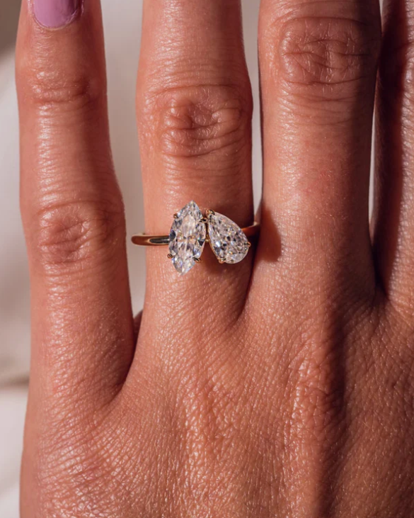 Detalle de anillo Toi et Moi con dos diamantes pear lab-grown, diseño moderno y elegante.