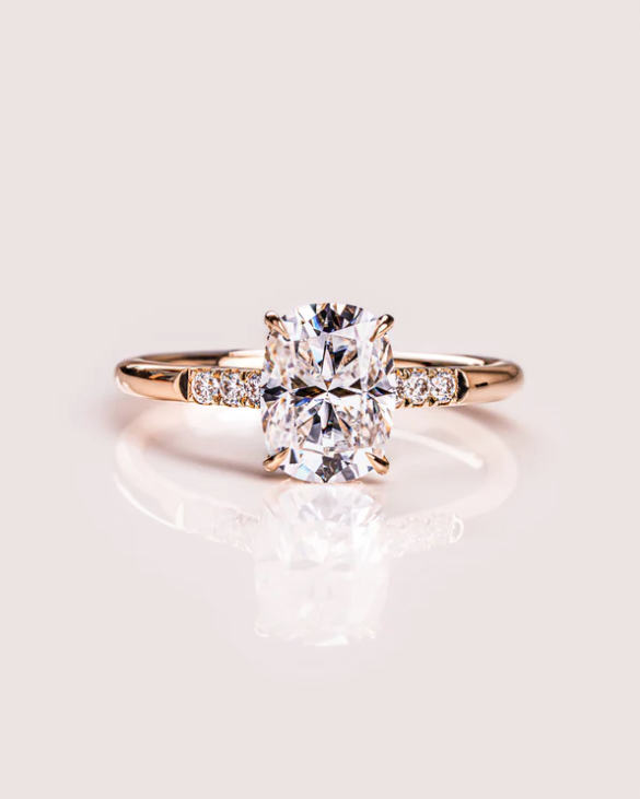 Anillo de compromiso con lab-grown diamond 1.00 ct corte oval y pavé de diamantes en oro.