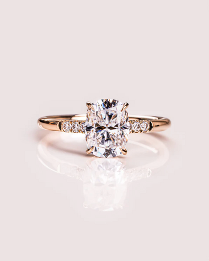Anillo de compromiso con lab-grown diamond 1.00 ct corte oval y pavé de diamantes en oro.