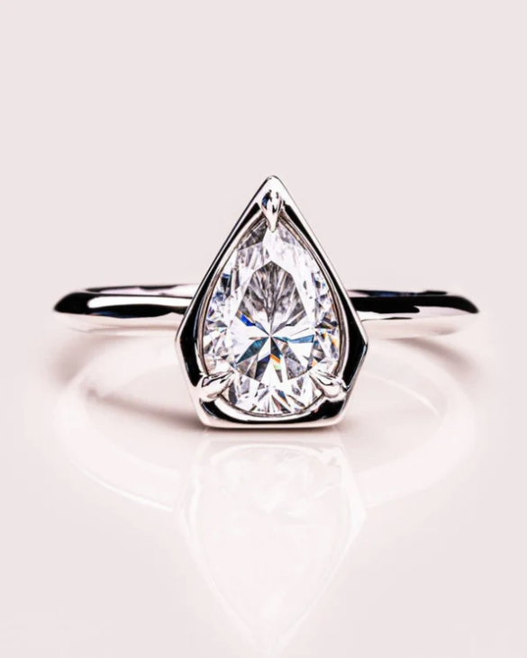 Anillo de compromiso con lab-grown diamond 2.50 ct corte pear en engaste bezel moderno en oro.