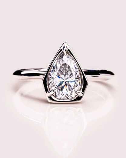 Anillo de compromiso con lab-grown diamond 2.50 ct corte pear en engaste bezel moderno en oro.