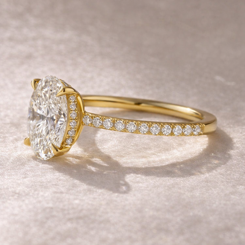 Anillo de compromiso oval 2.00 ct con pavé lateral, vista sobre la mano mostrando proporción y brillo.