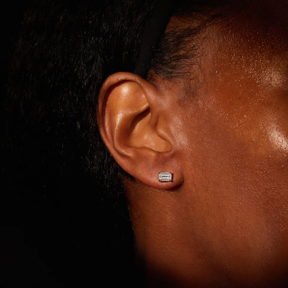 Forma de las piedras: 2 esmeraldas (0,5 ct cada una) y pavé redondo.