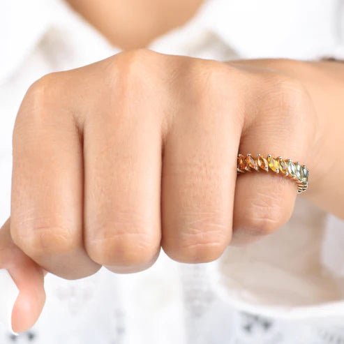 Anillo eternity marquise multicolor en plata 925 con diamantes de laboratorio sostenibles — Amelia Maia.