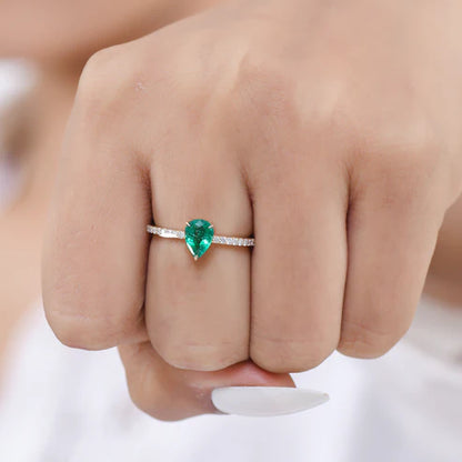 Anillo de oro con esmeralda verde y pavé de diamantes — Amelia Maia.