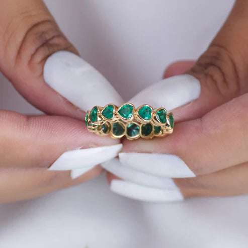Anillo de oro con esmeraldas verdes en forma de corazón — Amelia Maia.