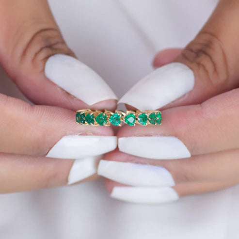 Anillo romántico con esmeraldas verdes corte corazón — Amelia Maia.