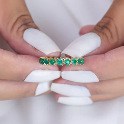 Anillo romántico con esmeraldas verdes corte corazón — Amelia Maia.