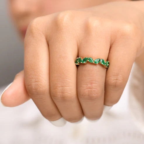 Anillo elegante con esmeraldas verdes corte pera — Amelia Maia.