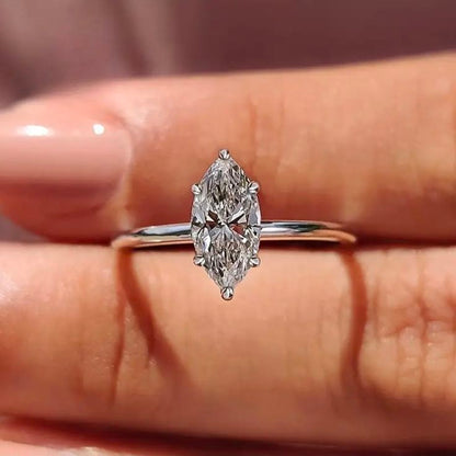 Anillo de compromiso marquise 1.50 ct en oro blanco, vista sobre la mano mostrando proporción y brillo.