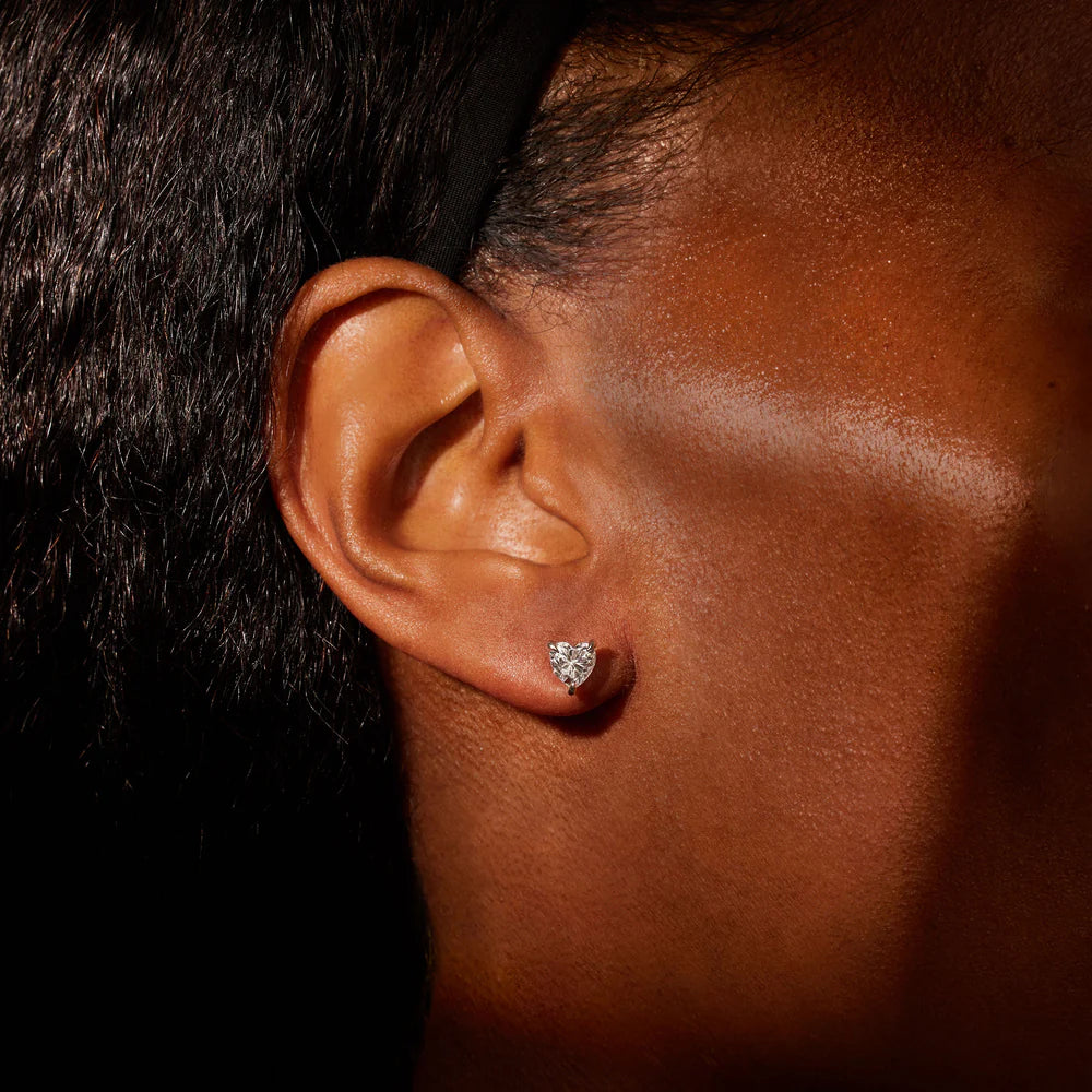 Pendientes románticos en oro con diamantes corte corazón — Amelia Maia