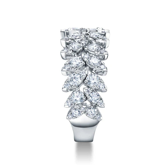 Anillo con diamantes marquise y redondos en oro blanco — Amelia Maia.