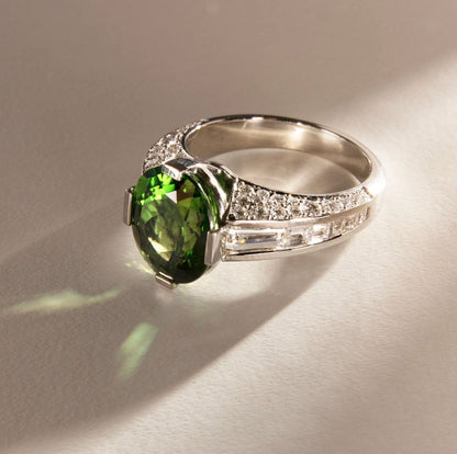 Anillo de compromiso con lab-grown diamond fancy verde 2.00 ct corte oval y diamantes laterales baguette.