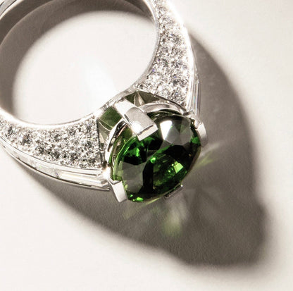 Anillo de compromiso con lab-grown diamond fancy verde 2.00 ct corte oval y diamantes laterales baguette.
