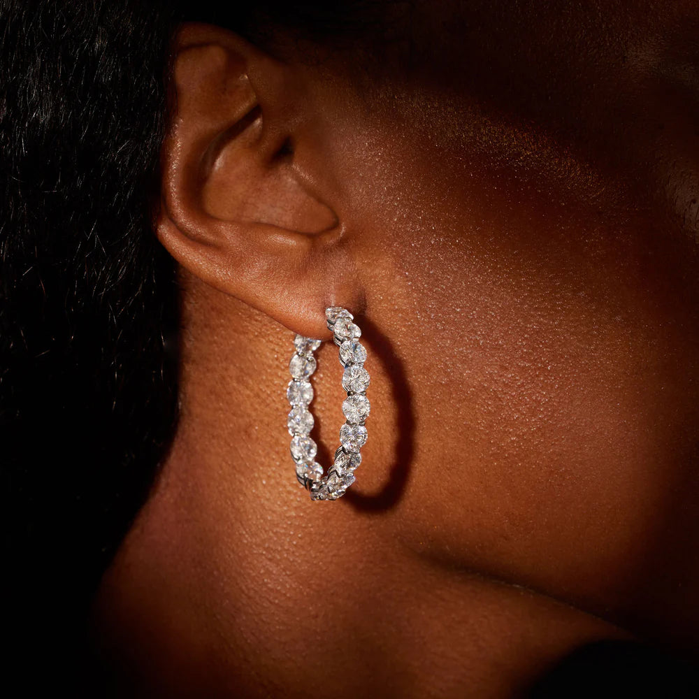 Pendientes premium de oro con diamantes redondos — Amelia Maia