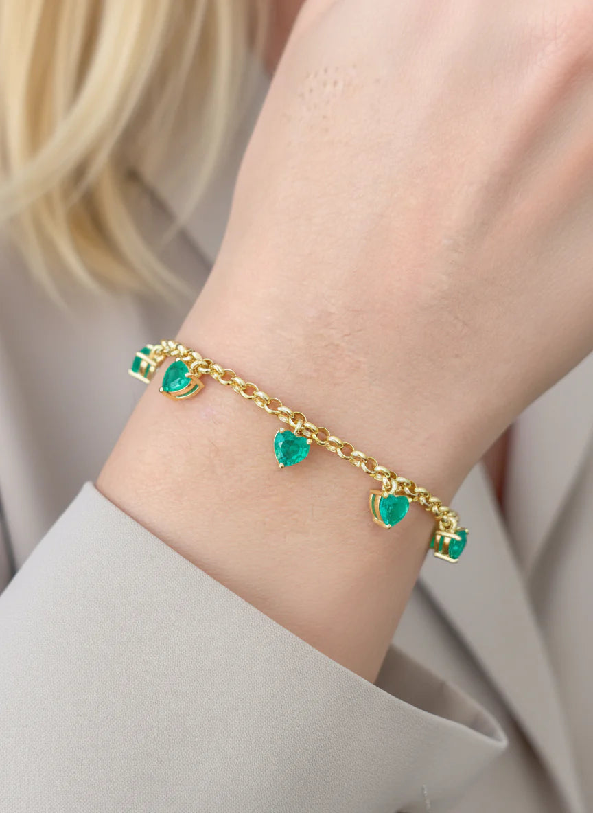 Pulsera fina con esmeraldas lab-grown verdes en forma de corazón y cierre de argolla.