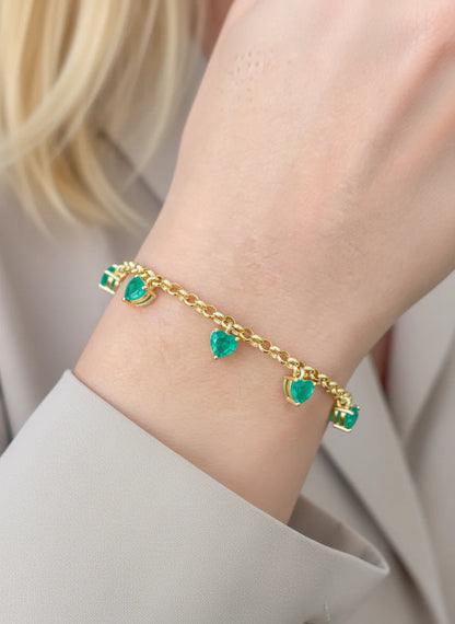 Pulsera fina con esmeraldas lab-grown verdes en forma de corazón y cierre de argolla.
