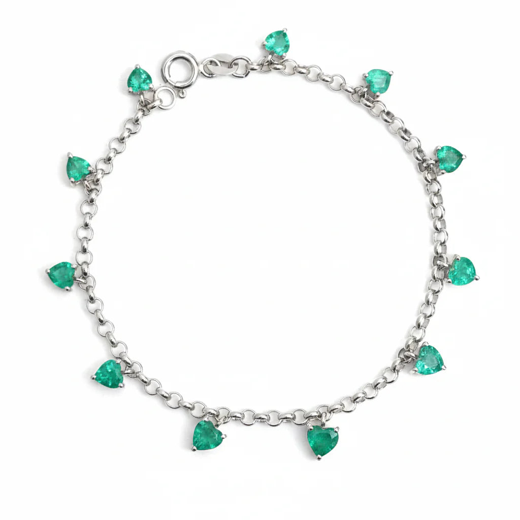 Pulsera de oro 14K con esmeraldas lab-grown en corte corazón distribuidas a lo largo de la cadena.
