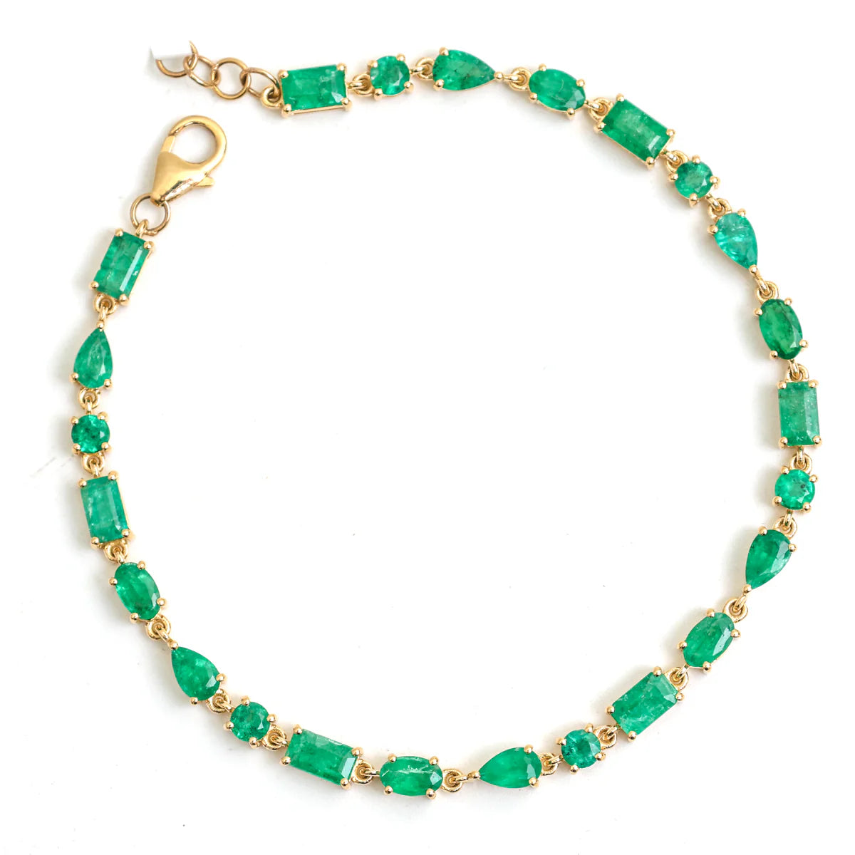 Pulsera de oro 14K con esmeraldas lab-grown de 4.80 ct en cortes oval, pera, redondo y emerald.