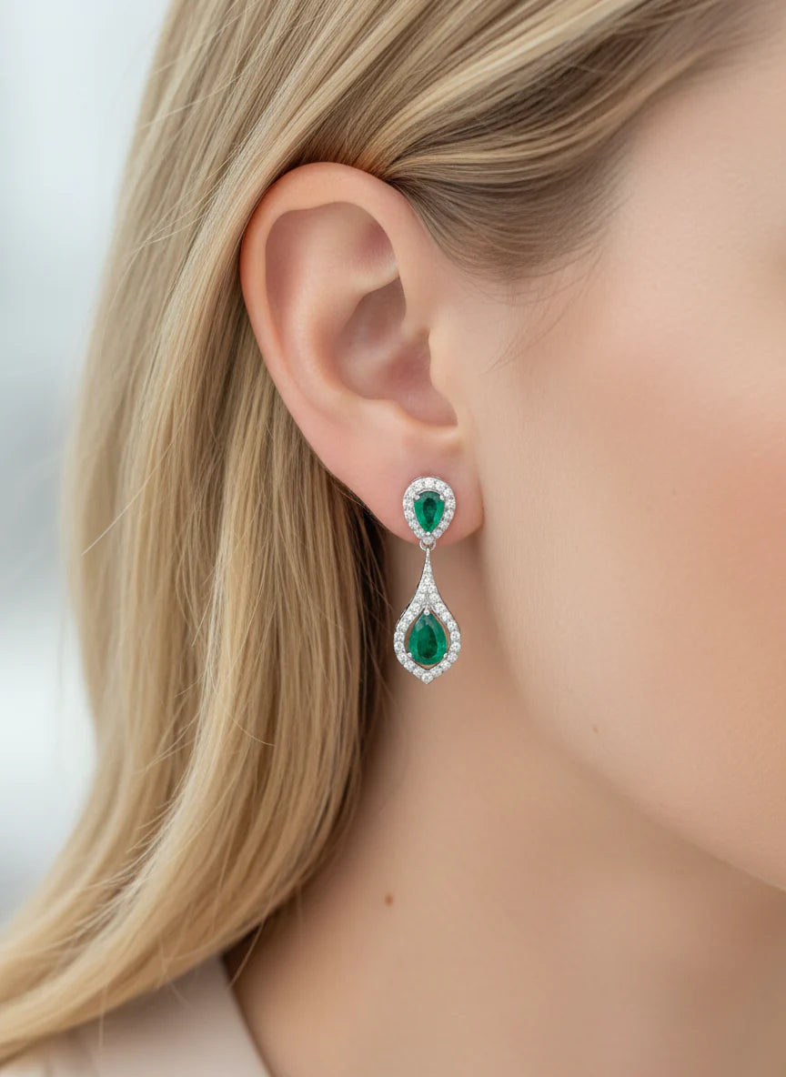 Par de aretes de esmeralda lab-grown 2.45 ct con diseño halo y caída elegante