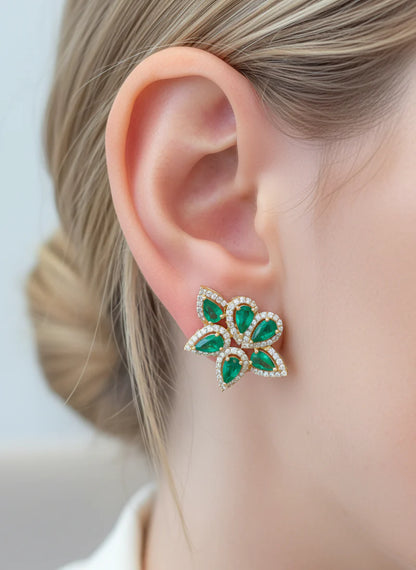 Aretes de esmeralda lab-grown corte pera con halos brillantes y forma de flor.