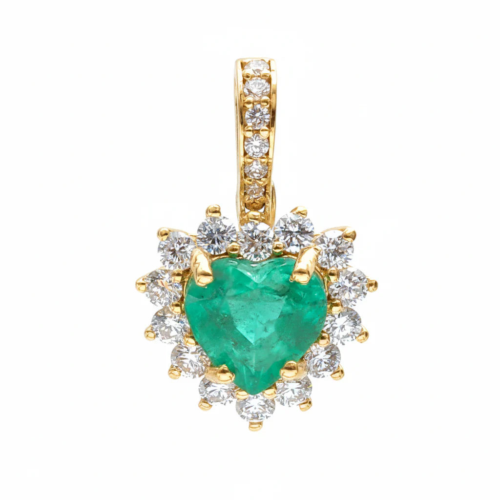Colgante de oro 14K con esmeralda lab-grown corte corazón rodeada por diamantes.