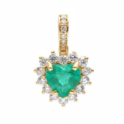 Colgante de oro 14K con esmeralda lab-grown corte corazón rodeada por diamantes.