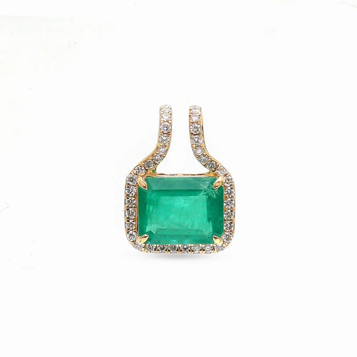 Dije de esmeralda lab-grown de 2.50 ct corte emerald con halo de piedras brillantes en oro de 14K.