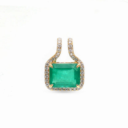 Dije de esmeralda lab-grown de 2.50 ct corte emerald con halo de piedras brillantes en oro de 14K.
