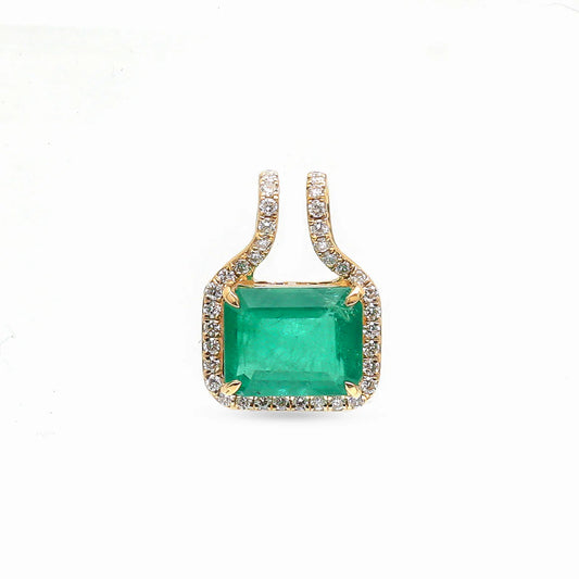 Dije de esmeralda lab-grown de 2.50 ct corte emerald con halo de piedras brillantes en oro de 14K.
