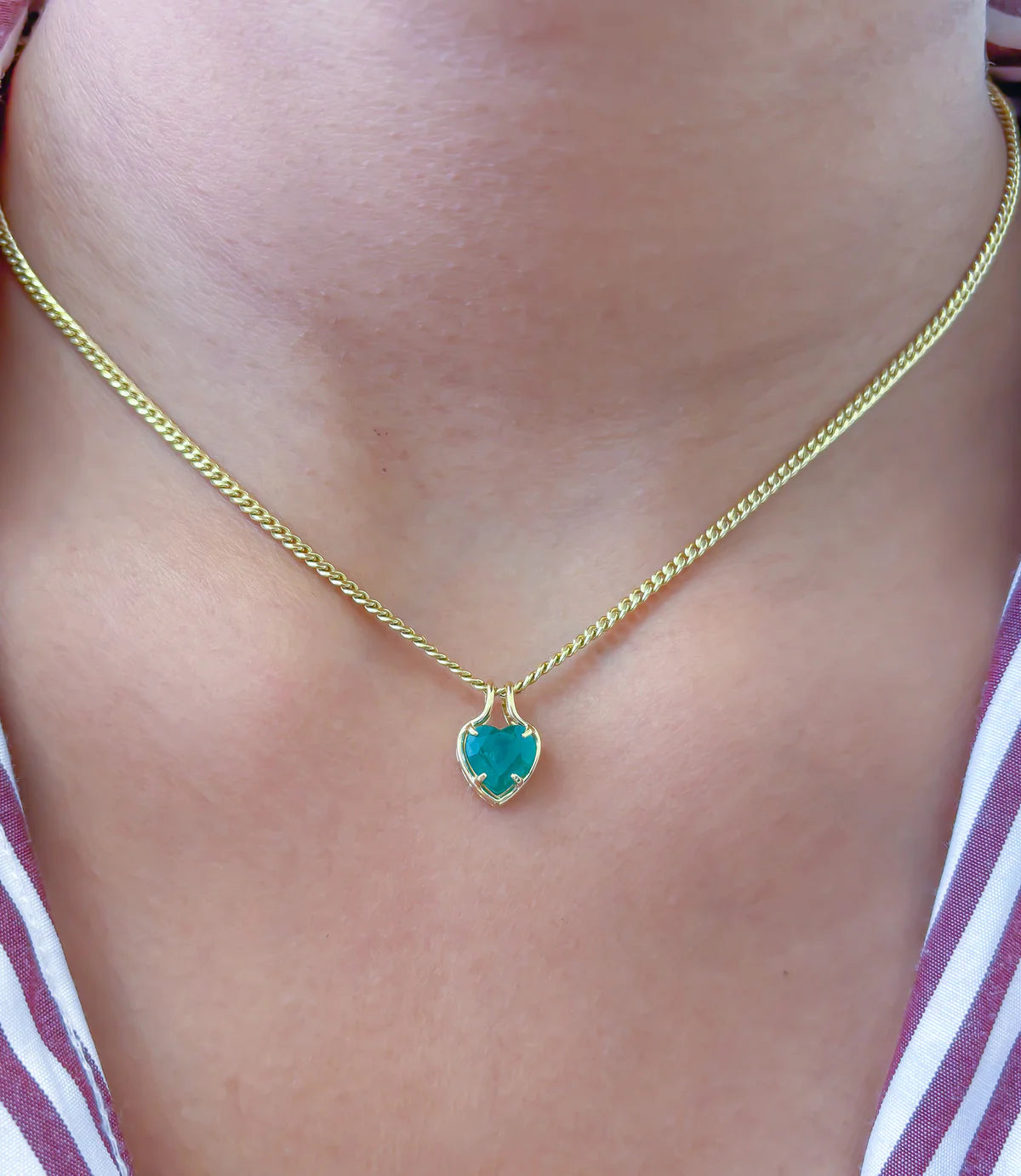 Colgante de esmeralda lab-grown verde en forma de corazón con engaste en oro amarillo.