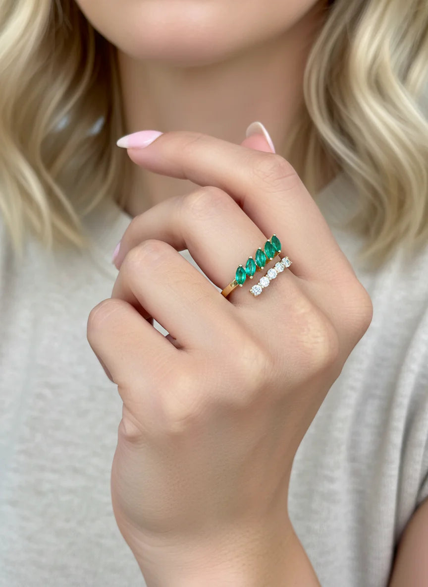 Anillo contemporáneo de esmeraldas lab-grown en diseño abierto inspirado en hojas