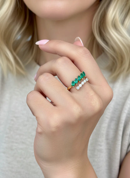Anillo contemporáneo de esmeraldas lab-grown en diseño abierto inspirado en hojas