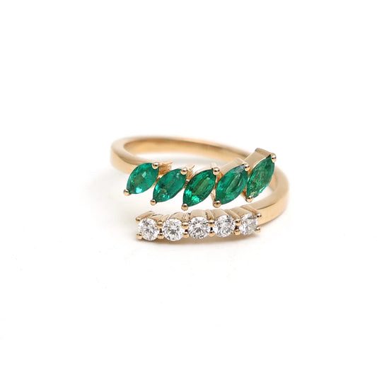 Anillo abierto de oro 14K con esmeraldas lab-grown corte marquise y piedras brillantes