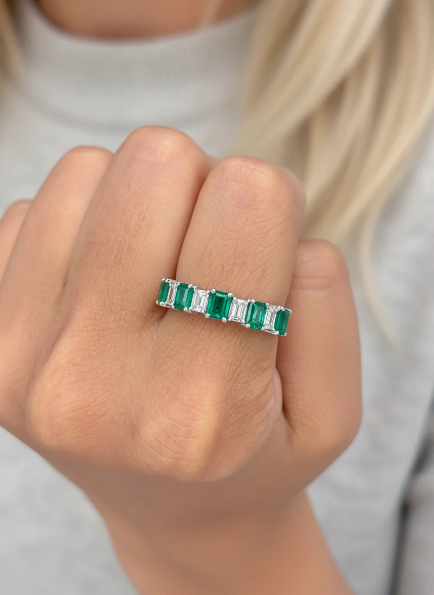 Anillo media eternidad con esmeraldas verdes lab-grown y diamantes incoloros en
