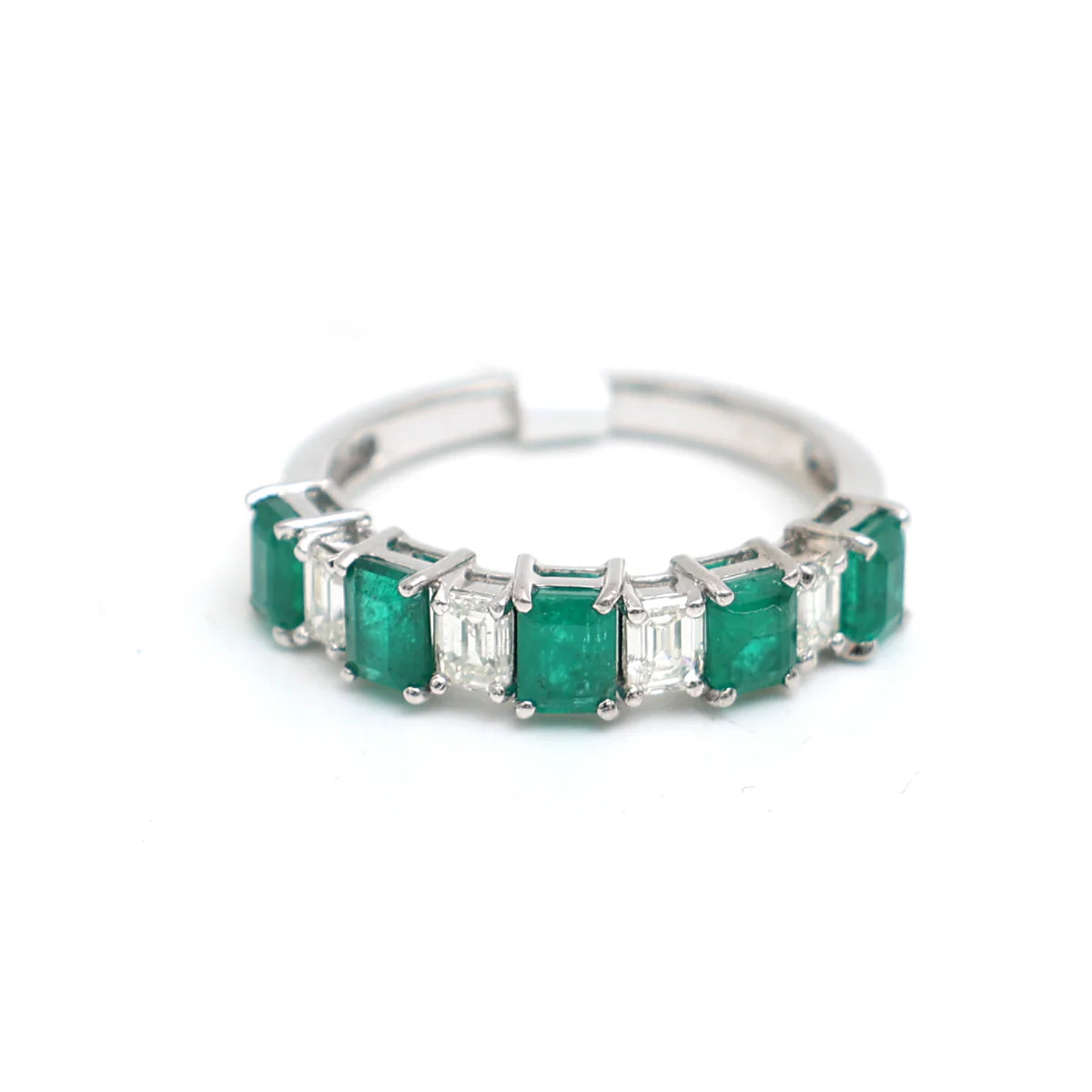 Anillo eternity de oro 14K con esmeraldas lab-grown y diamantes corte esmeralda alternados.