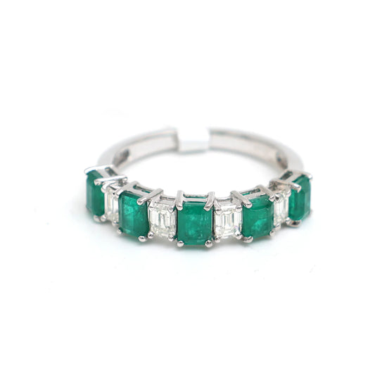 Anillo eternity de oro 14K con esmeraldas lab-grown y diamantes corte esmeralda alternados.