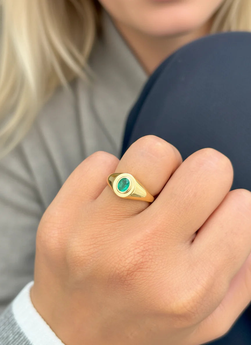 Anillo contemporáneo de oro amarillo con esmeralda lab-grown verde.