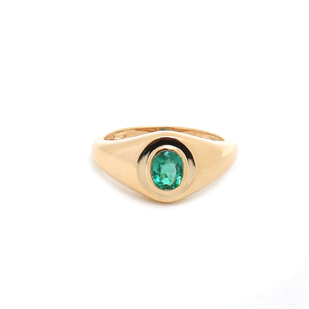 Anillo sello de oro 14K con esmeralda lab-grown oval montada en bisel