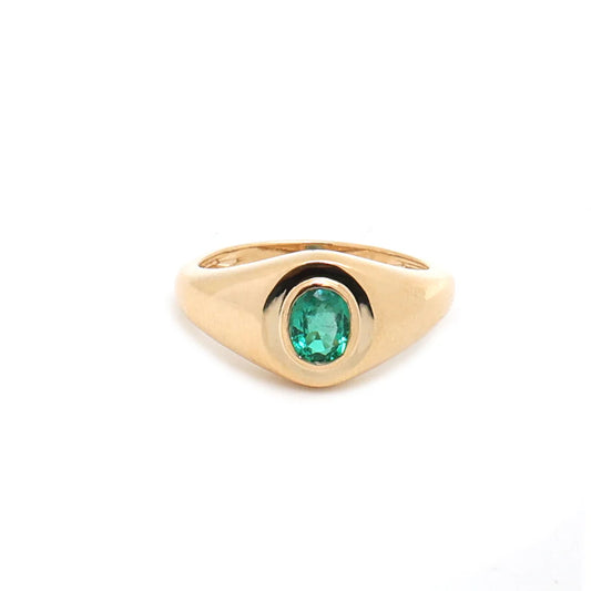 Anillo sello de oro 14K con esmeralda lab-grown oval montada en bisel