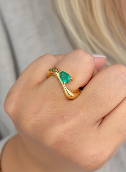 Anillo contemporáneo abierto con esmeralda verde lab-grown y diseño orgánico en oro sólido.