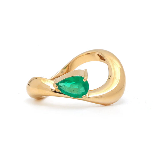 Anillo escultórico de oro amarillo 14K con esmeralda lab-grown corte pera.