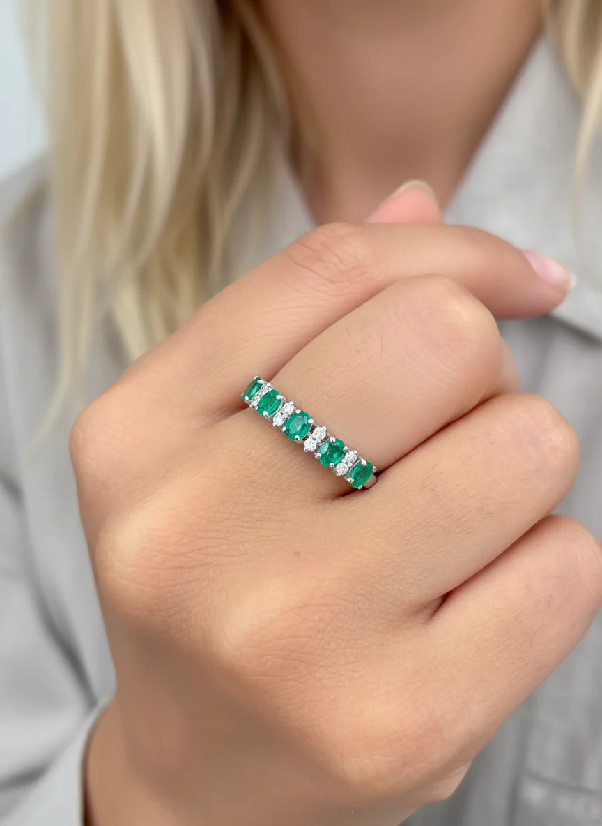 Anillo elegante con esmeraldas verdes lab-grown y diamantes montados en oro sólido.