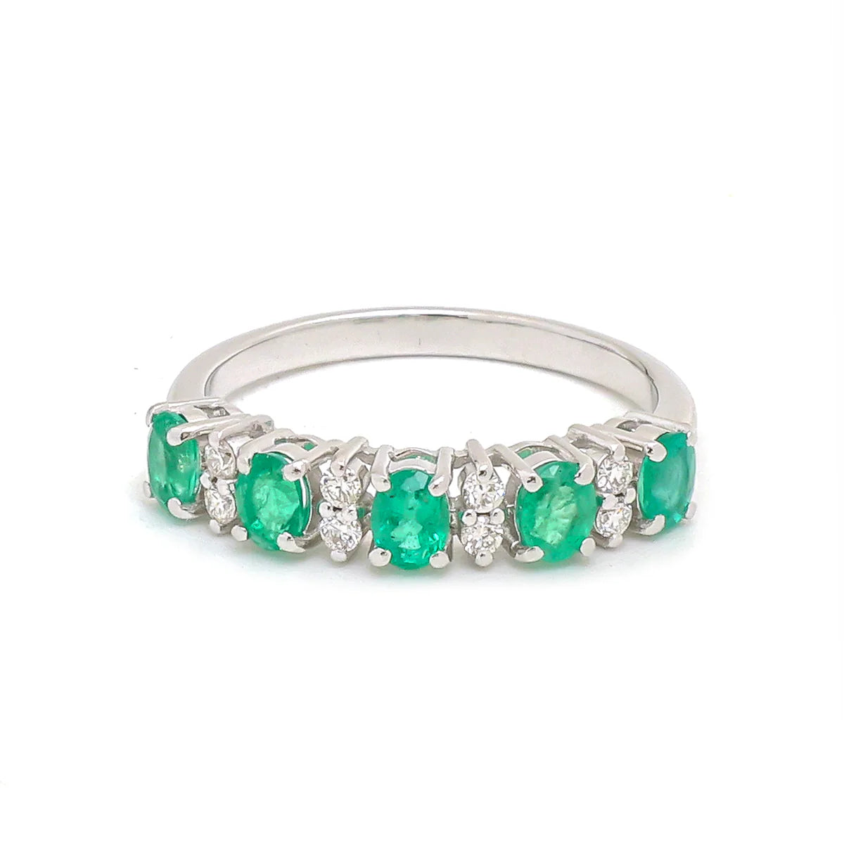 Anillo media eternidad de oro blanco 14K con esmeraldas lab-grown y diamantes.
