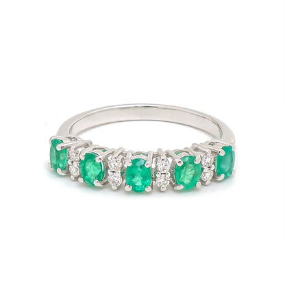 Anillo media eternidad de oro blanco 14K con esmeraldas lab-grown y diamantes.